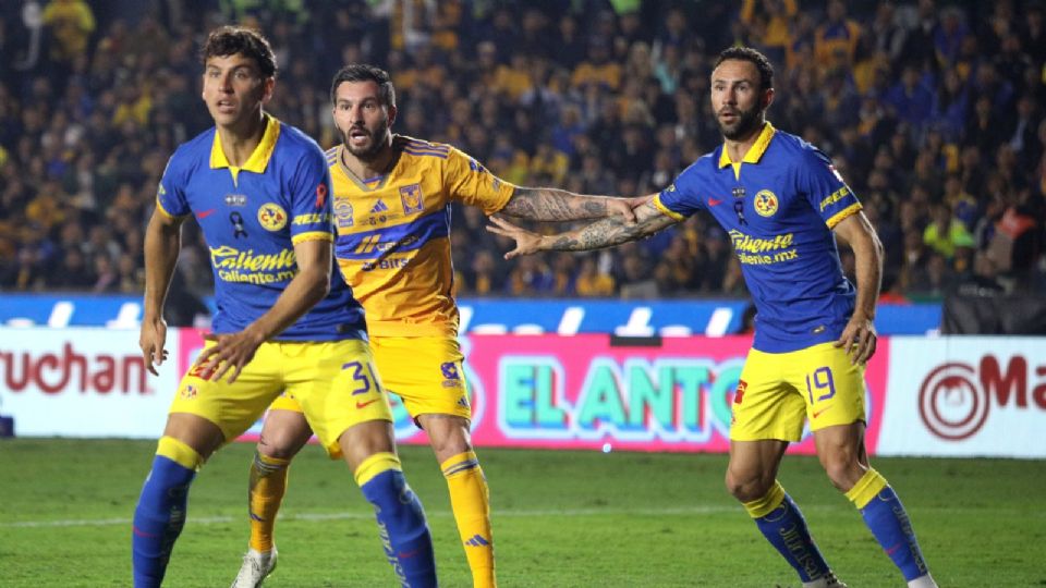 André Pierre Gignac en duelo con Miguel Layún del América.