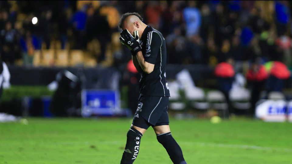 Nahuel Guzmán durante un partido con los Tigres.