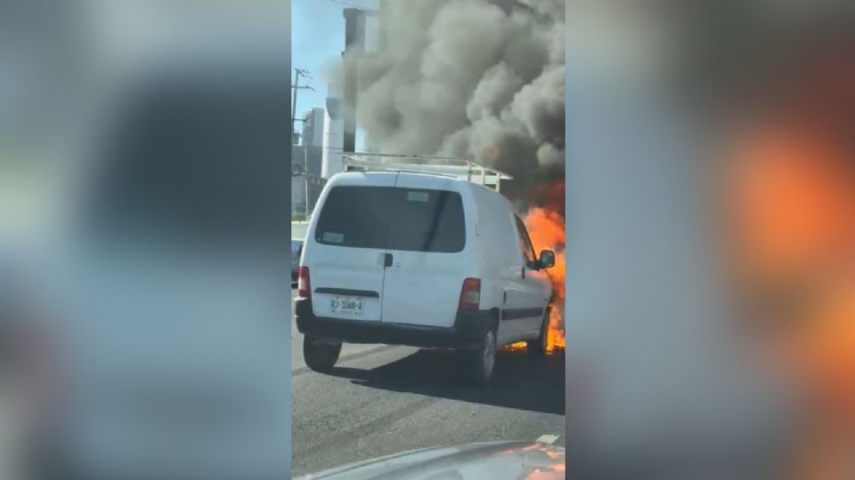 Incendio de camioneta en avenida Coinstitucón