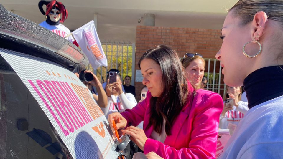 Lorenia pegando calcas junto a Mariana Rodríguez.