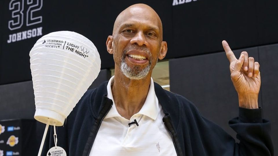 El legendario pívot de Lakers y Bucks, Kareem Abdul-Jabbar, ha sido hospitalizado tras caerse y romperse la cadera a sus 78, según informa TMZ