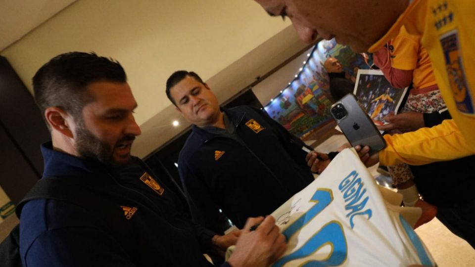 André-Pierre Gignac firma un autógrafo en la CDMX