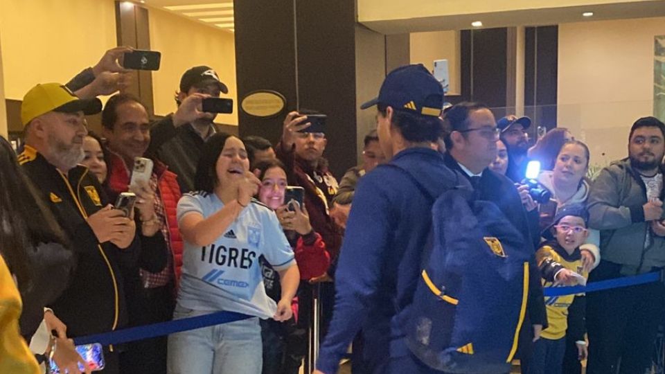 Tigres ya se encuentra en la Ciudad de México y en su llegada causo conmoción en varios de sus seguidores, que esperaba al equipo en el hotel de concentración.