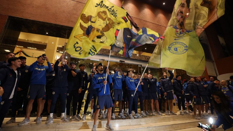 Afición del América da serenata a su equipo; los jugadores agradecieron el gesto y cantan con sus seguidores