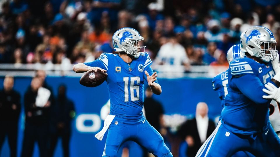 Jared Goff durante una acción de juego frente a los Broncos de Denver en la Semana 15 de la NFL