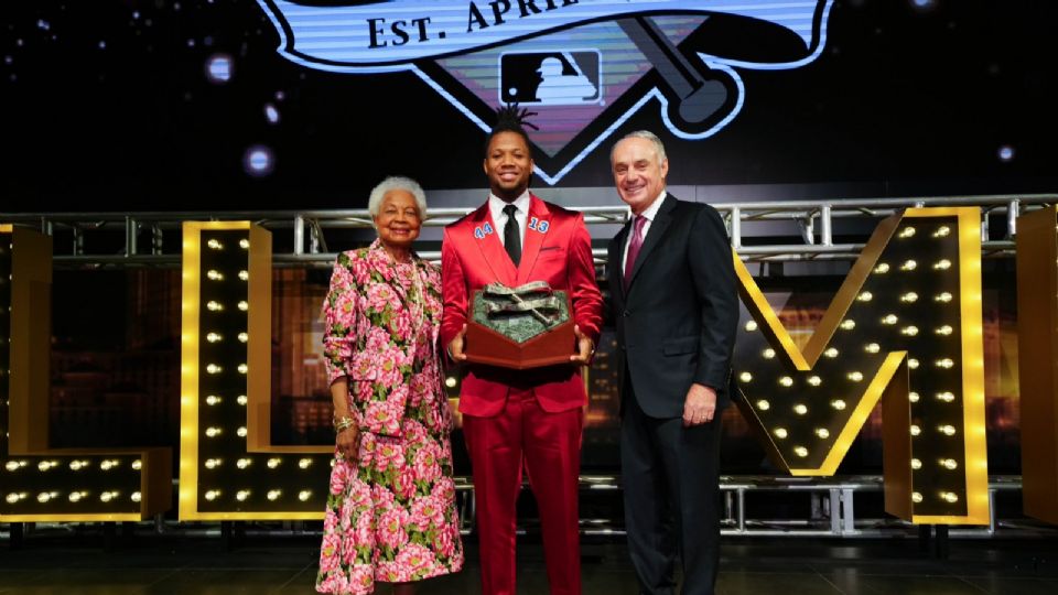 Ronald Acuña acudió a la gala organizada por la MLB, donde fue reconocido por su desempeño ofensivo con los Atlanta Braves con el premio Premio Hank Aaron