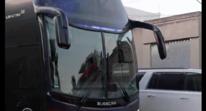 Final: Apedrean autobus de Tigres a su llegada al Estadio Azteca