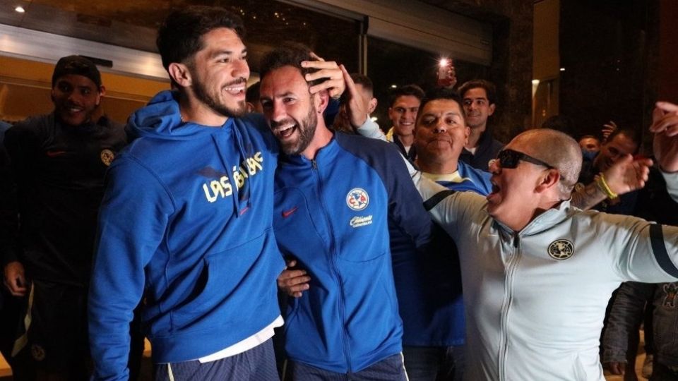 Miguel Layun y Henry Martin con aficionados del América