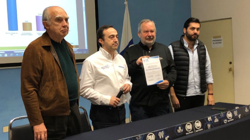 El Comité Municipal del PAN en San Pedro, entregó a Mauricio Fernández la constancia que lo acredita como coordinador del plan de gobierno del municipio para el 2024.