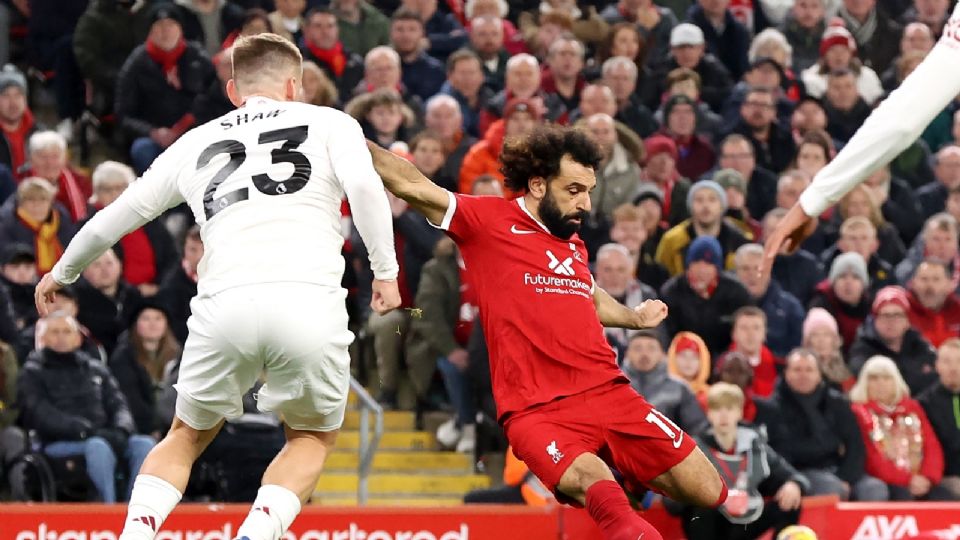 Mo Salah realiza un disparo durante el partido entre Liverpool y Manchester United disputado en Anfield