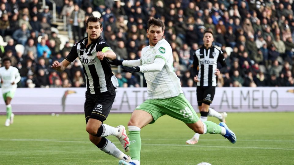 Santiago Giménez disputa un balón en el duelo entre Feyenoord y Heracles