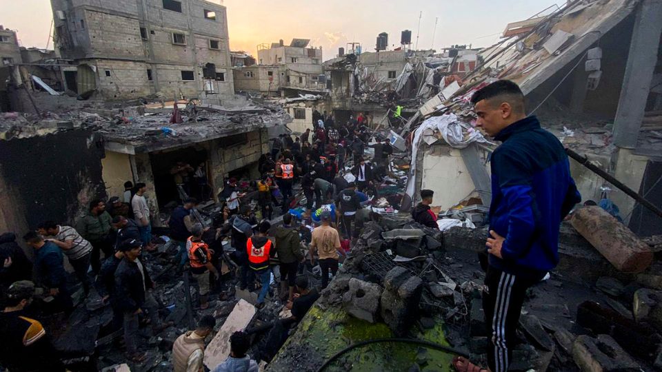 efectos de un bombardeo en la zona de Al Sabura en Rafah, en el sur de la Franja de Gaza.