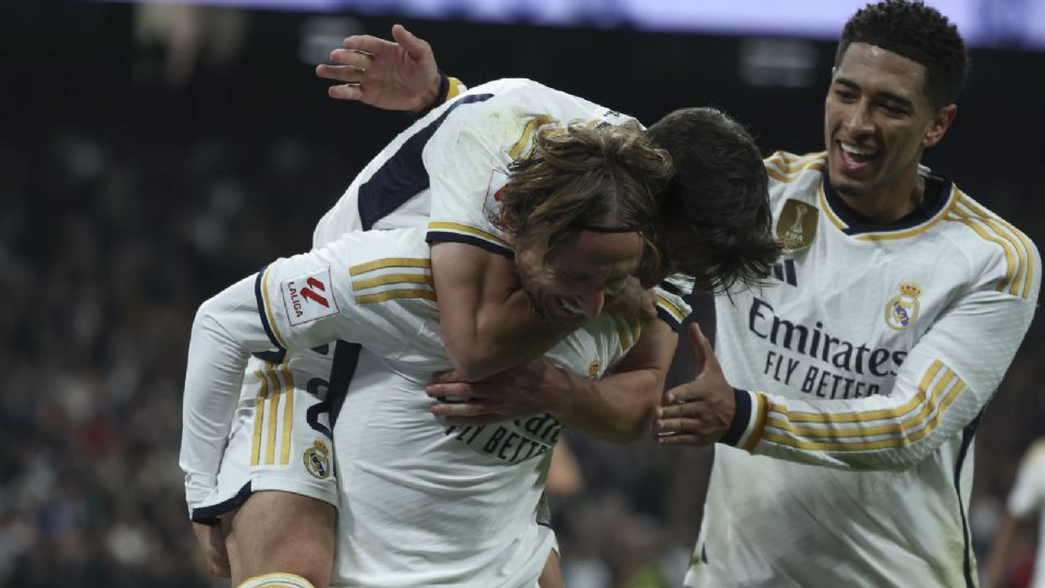 Luka Modric celebra con sus compañeros el gol marcado al Villarreal