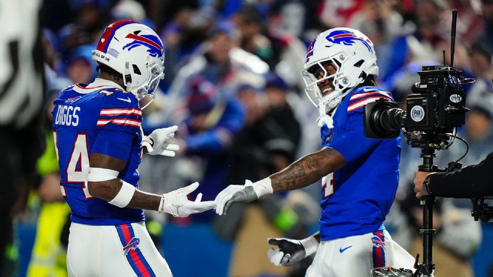 James Cook y Diggs, jugadores de los Buffalo Bills celebran una anotación frente a Dallas Cowboys