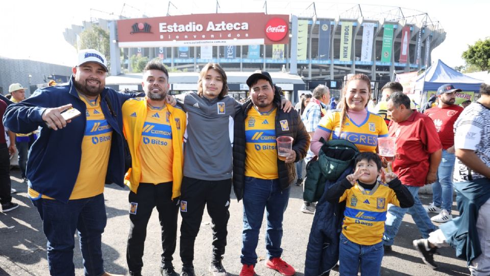 Afición de Tigres posan para ABC Deportes, horas antes de la Final del Apertura 2023