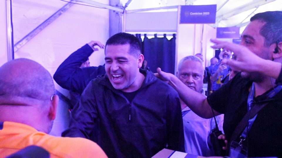 Juan Román Riquelme se consagró como nuevo presidente de Boca Juniors tras sellar un aplastante triunfo sobre un binomio opositor que tenía en la fórmula presidencialista al ex presidente de Argentina, Mauricio Macri