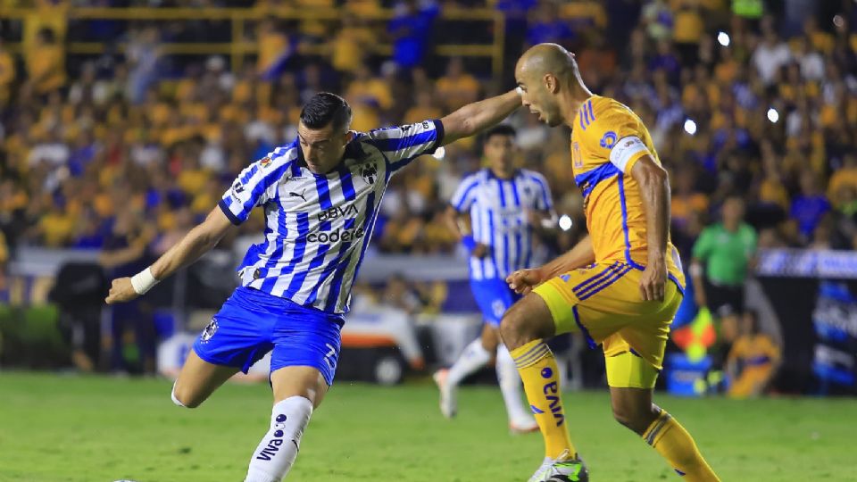 Rogelio Funes Mori se enfrenta a Guido Pizarro en el último Clásico Regio, disputado en el Estadio Universitario