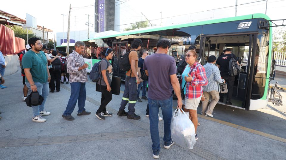 Usuarios del transporte público de Monterrey.