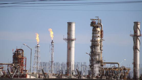 Estado clausura dos chimeneas de la refinería de Cadereyta en Pemex