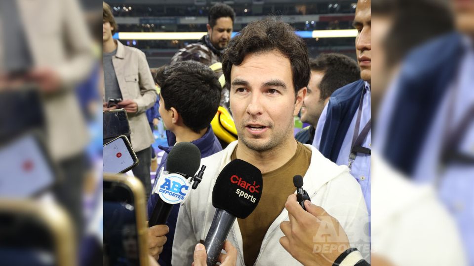 Sergio ´Checo´ Pérez, piloto mexicano de la Fórmula 1, hablando para los micrófonos de ABC Noticias después de la final del Apertura 2023.