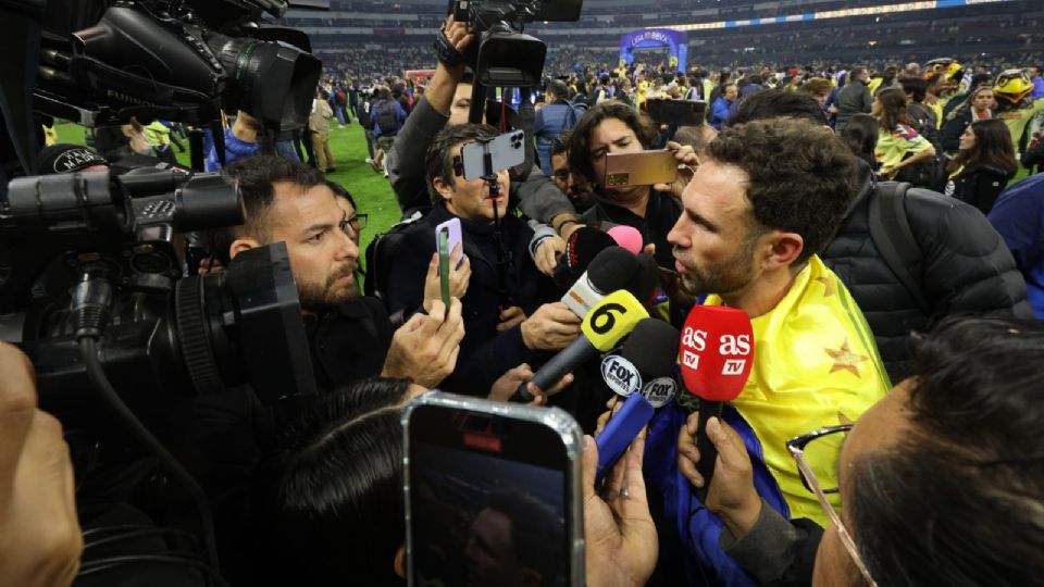 Miguel Layún habla con los medios de comunicación tras el título con América