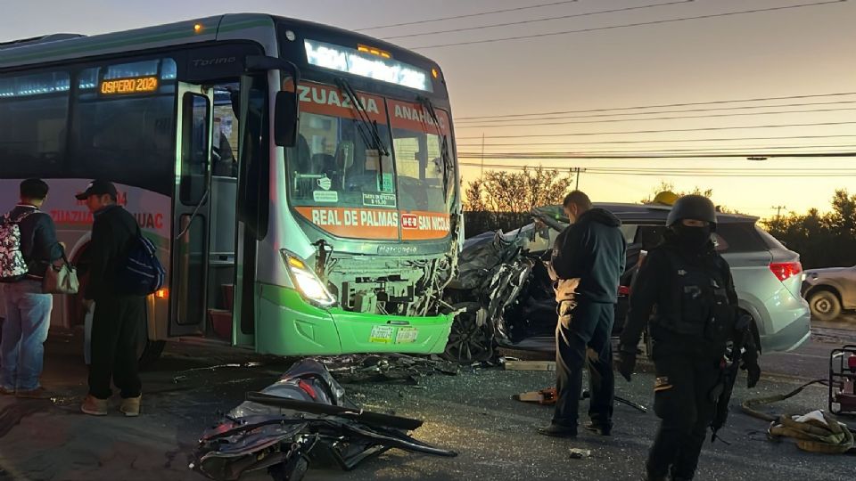 Camión y camioneta chocan y dejan al menos 10 lesionados en Ciénega