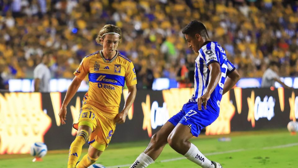 Cordova (I) de Tigres y Luis Romo (D) del Monterrey disputan el balón durante la Jornada 9 del Torneo Apertura 2023