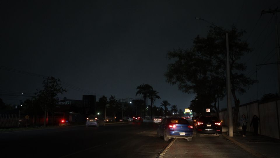 Luminarias apagadas en Manuel L. Barragán, Monterrey.