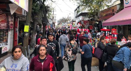 Previo a Noche Buena, el centro de Monterrey luce con gran afluencia de personas