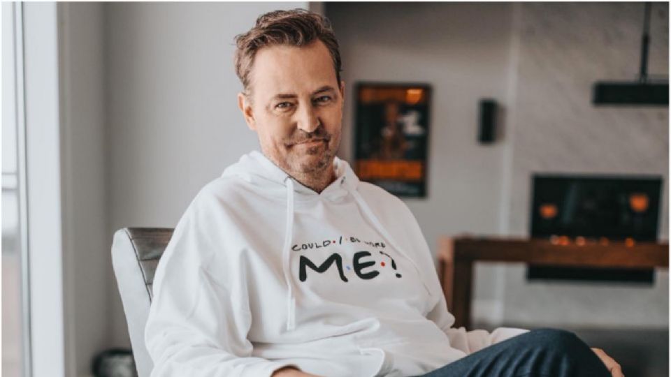 Matthew Perry durante una sesión de fotos en su casa