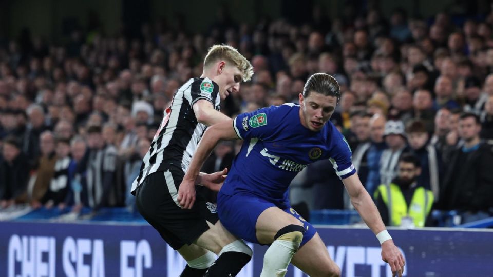 Anthony Gordon de Newcastle y Conor Gallagher de Chelsea disputando el balón.