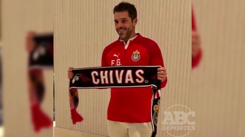 “A brillar, amor. Te Amo”, publicó la esposa del argentino para acompañar la fotografía, en la que se ve a Fernando vistiendo una chaqueta en color rojo con el escudo de Chivas.