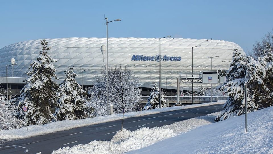 Una intensa nevada cerró numerosas carreteras en Múnich, provocando que el acceso al estadio sea complicado, además de inundar el campo de juego y los alrededores del Allianz Arena.