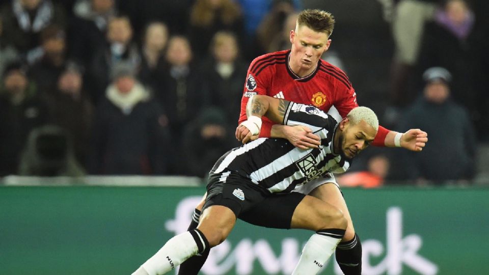 Joelinton y Scott McTominay disputando el balón durante la Premier League.