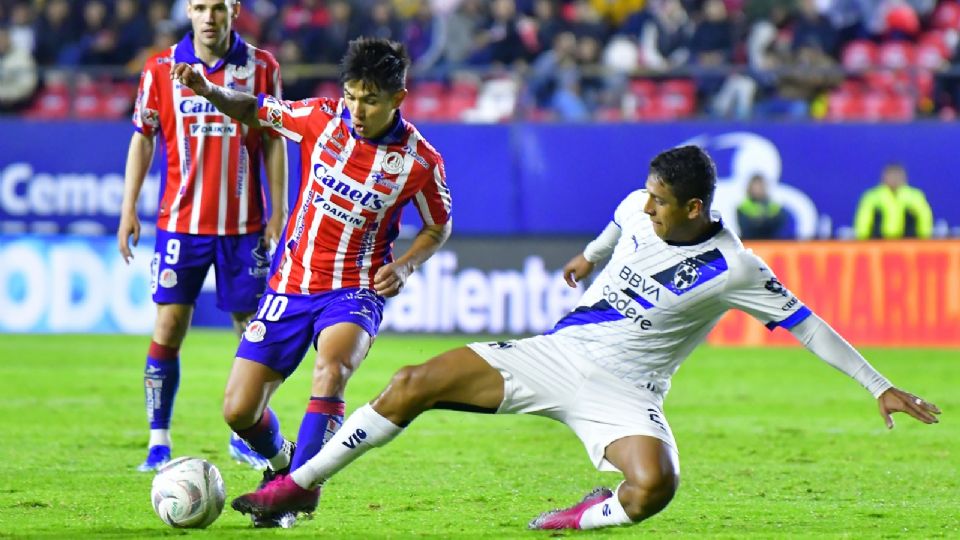 Dieter Villalpando del San Luis y Luis Romo del Monterrey disputando el balón.