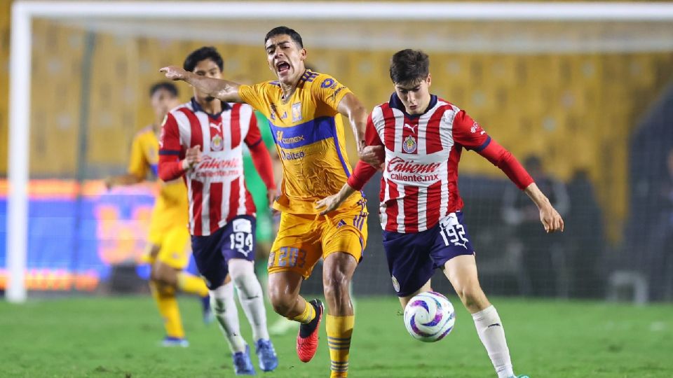 Jugadores de Chivas y Tigres disputando el balón durante la final del Sub 23.