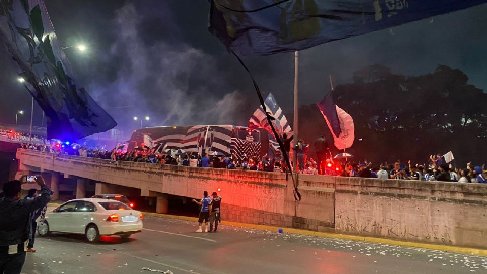 El grupo de animación 'La Adicción' y aficionados de Rayados hicieron un 'colorido' recibimiento al equipo a su llegada al 'Gigante de Acero'.