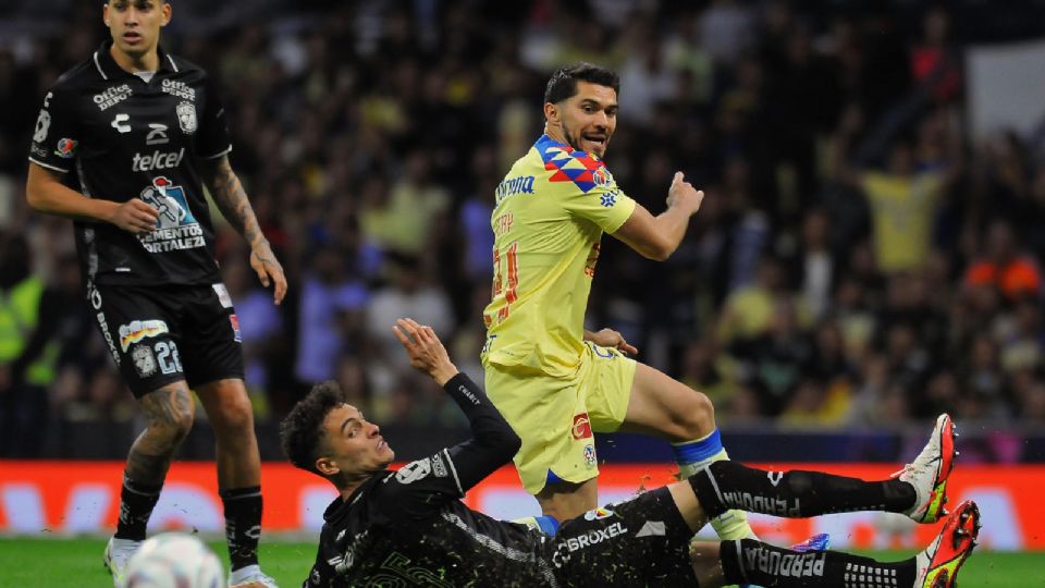 Henry Martín terminó con la noche a favor de América poniendo el 2-0.