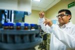 UANL presenta proyecto que convierte agua limpia mediante esponja absorbente
