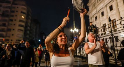 Argentinos protestan con cacerolas contra plan de economía de Javier Milei