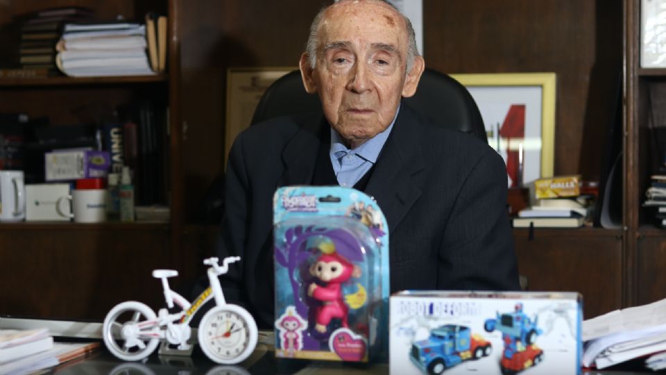 Julio Cepeda, el fundador de Julio Cepeda Jugueterías, quien hoy celebra su cumpleaños número 91.