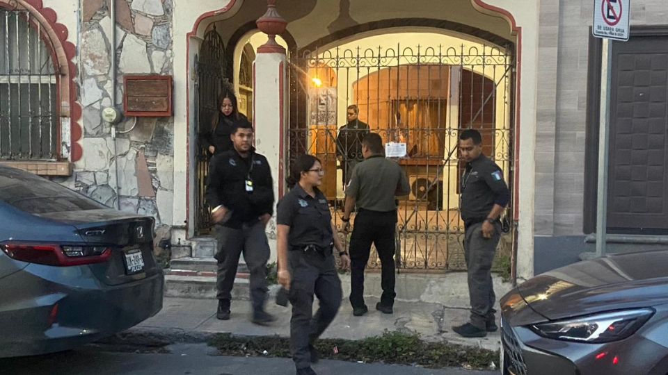 Policías inspeccionan casa tras robo.