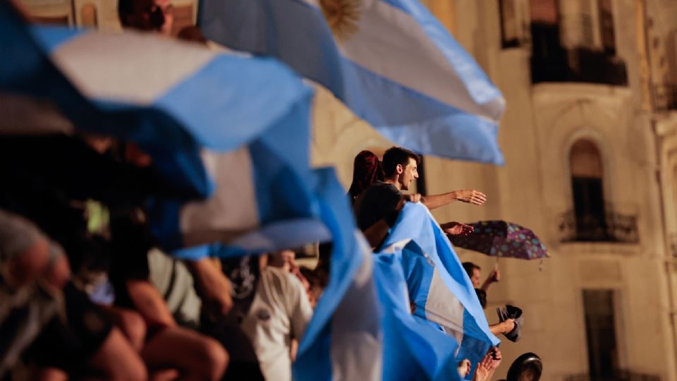 Manifestantes en Argentina contra el gobierno de Milei.