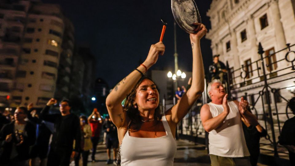 Una mujer golpea una cacerola durante la manifestación en Argentina.