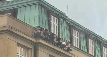 Estudiantes se esconden en la cornisa de un edificio para salvar su vida durante tiroteo