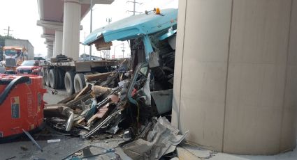 Chofer sobrevive a choque de tráiler con columna del metro Línea 3