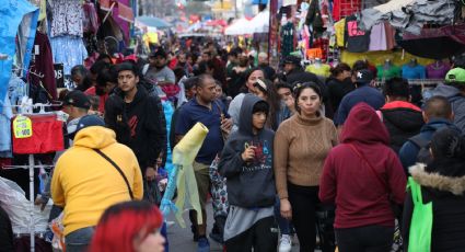 Por compra de regalos, regios se adueñan de calles en el centro de Monterrey