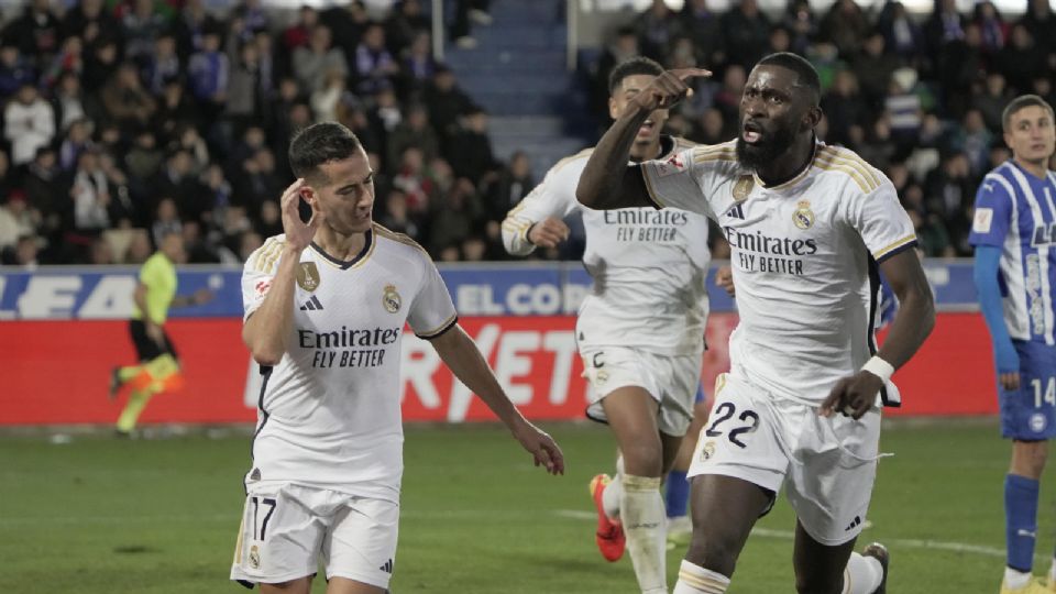 El lateral del Real Madrid Lucas Vázquez celebra tras marcar ante el Alavés.