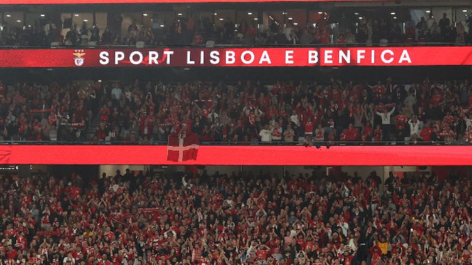 Foto general del estadio y afición del Benfica.