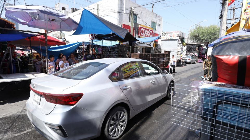 Carros estacionados por compras de Navidad